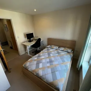  Apartment 2 Bedroom Flat Next To Train Station & Gated Parking
